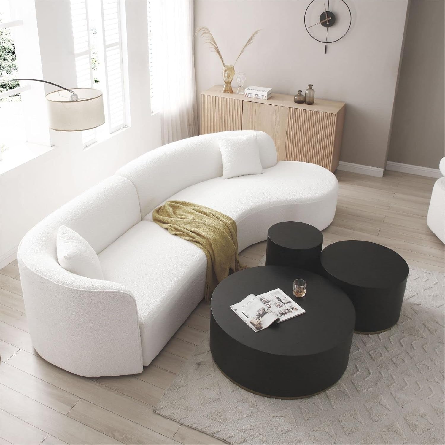 Table basse ronde en placage de bois noir, fabriquée à la main, avec piètement doré