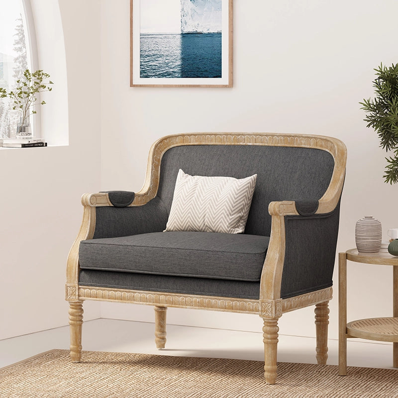 Fauteuil confortable rétro en tissu rembourré avec accents sculptés naturels