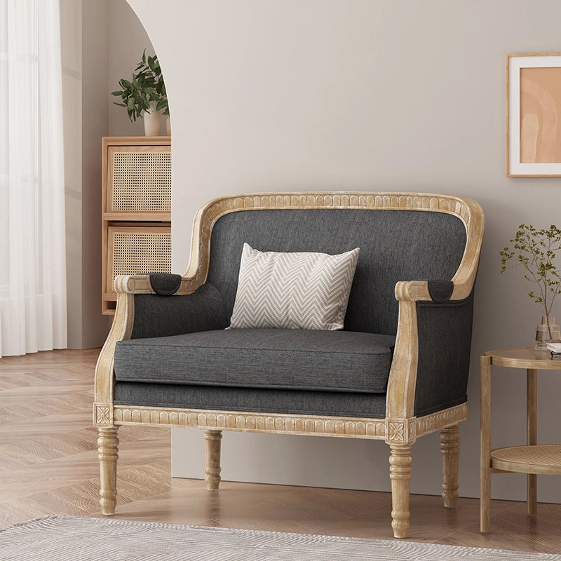 Fauteuil confortable rétro en tissu rembourré avec accents sculptés naturels