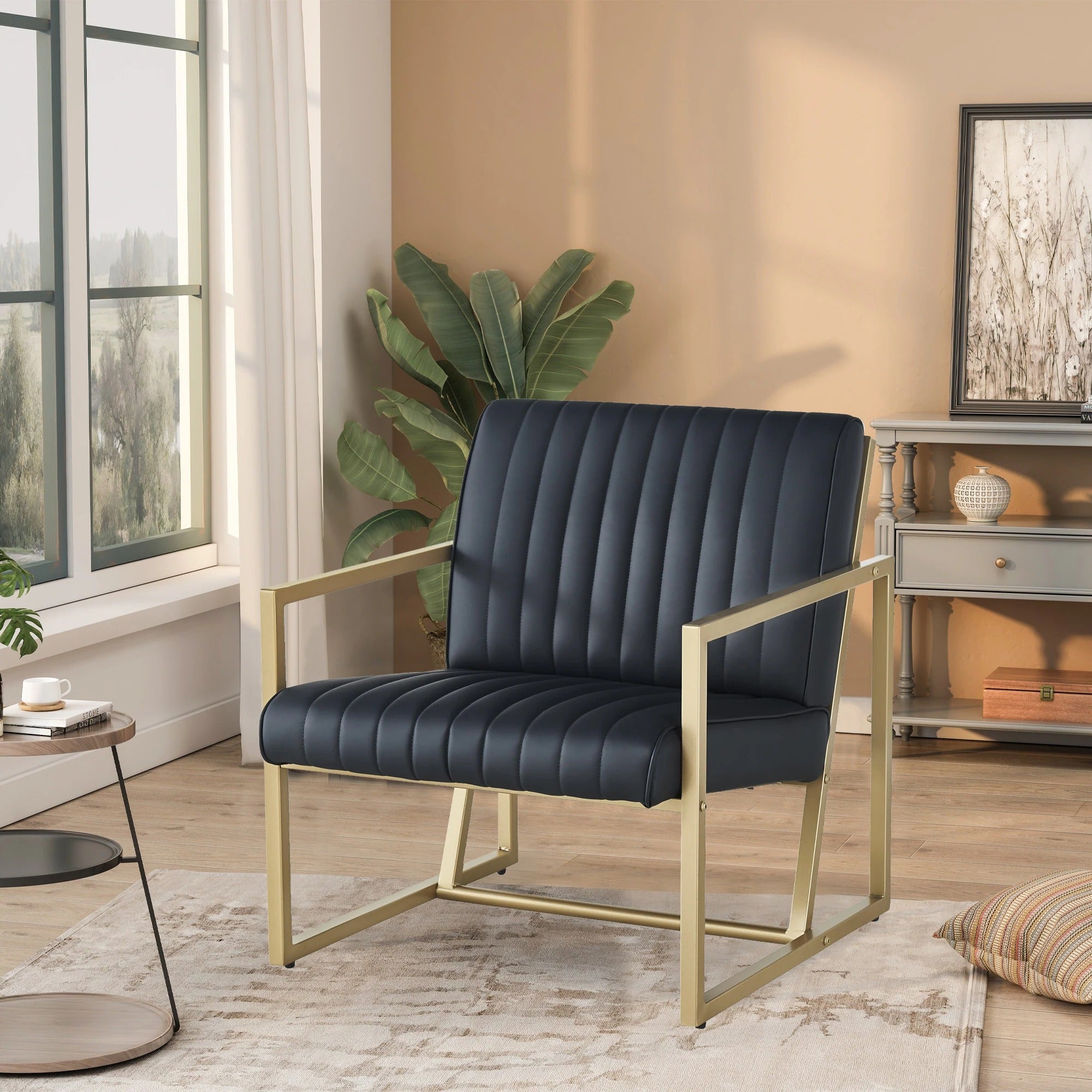 Moderner schwarzer Sessel mit Kunstlederbezug und goldfarbenem Stahlgestell