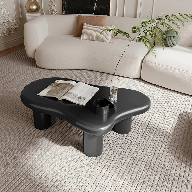 Table basse noire mate en forme de nuage aux lignes organiques sculpturales