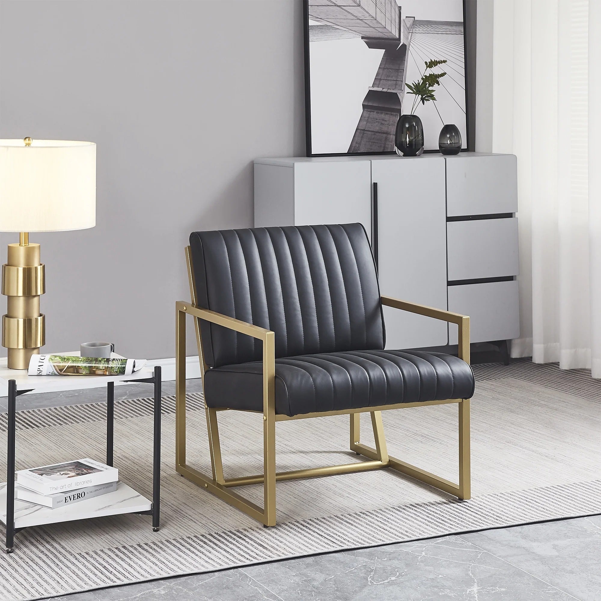 Moderner schwarzer Sessel mit Kunstlederbezug und goldfarbenem Stahlgestell