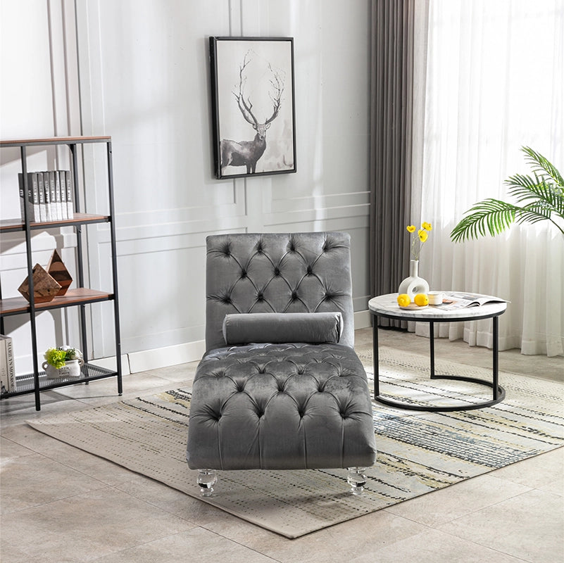 Fauteuil lounge moderne en velours argenté avec un design confortable en forme de S et des pieds en acrylique