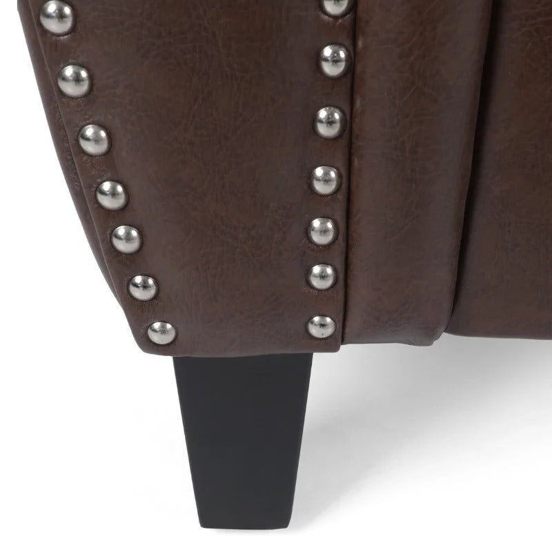 Moderner Akzentstuhl aus Kunstleder mit Ziernägeln und Beinen aus Birkenholz